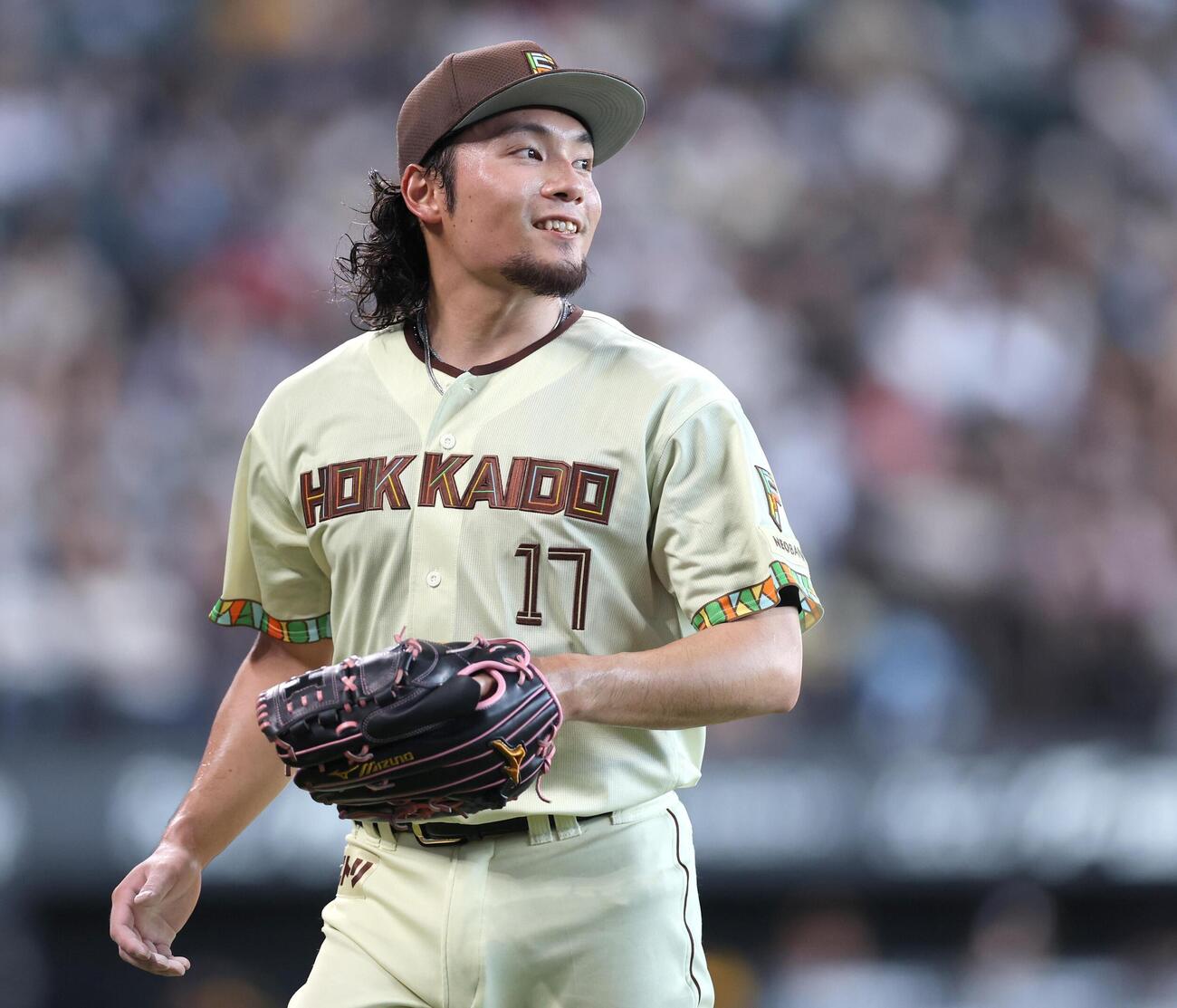 日本ハム対ソフトバンク　2回表、無失点に抑え笑顔の伊藤大海（撮影・黒川智章）