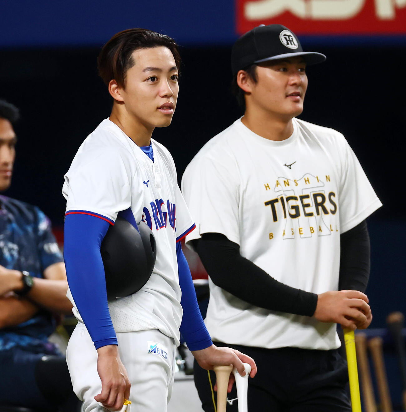 中日対阪神　練習時に阪神前川右京（右）と話す中日岡林勇希（撮影・加藤哉）
