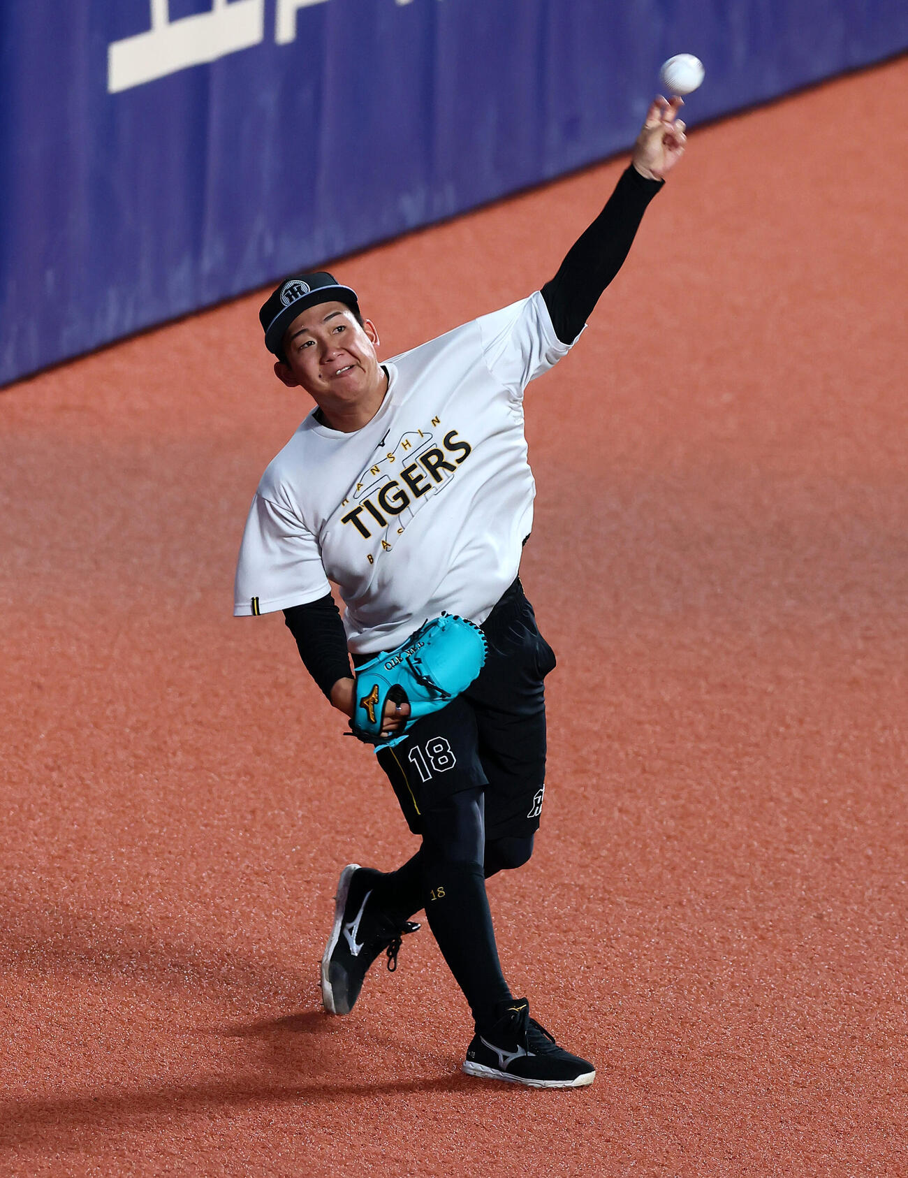 中日対阪神　練習でキャッチボールする伊原陵人（撮影・加藤哉）