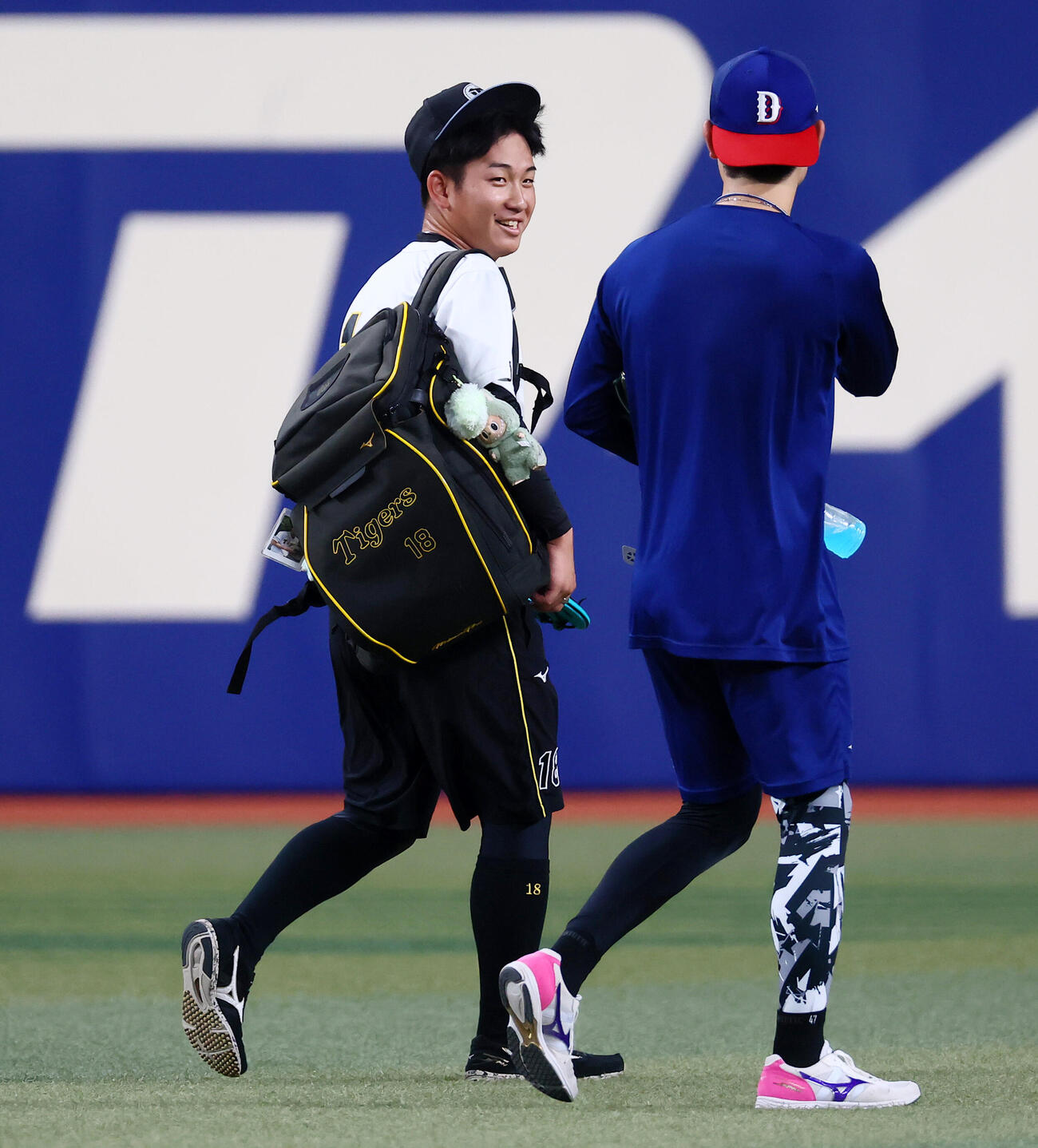 中日対阪神　練習を終えた中日吉田聖弥（右）とあいさつする阪神伊原陵人（撮影・加藤哉）