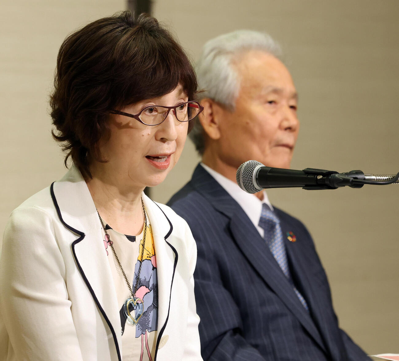 オーナー会議を終え、会見に答えるDeNA南場智子オーナー（左）と榊原定征コミッショナー（撮影・浅見桂子）