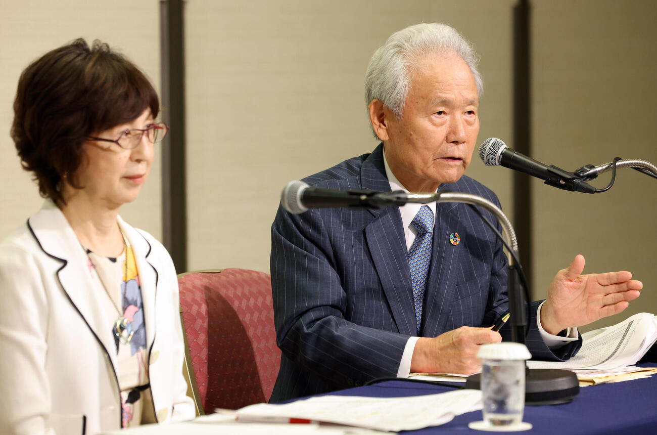 オーナー会議を終え、会見に答える榊原定征コミッショナー（右）とDeNA南場智子オーナー（撮影・浅見桂子）