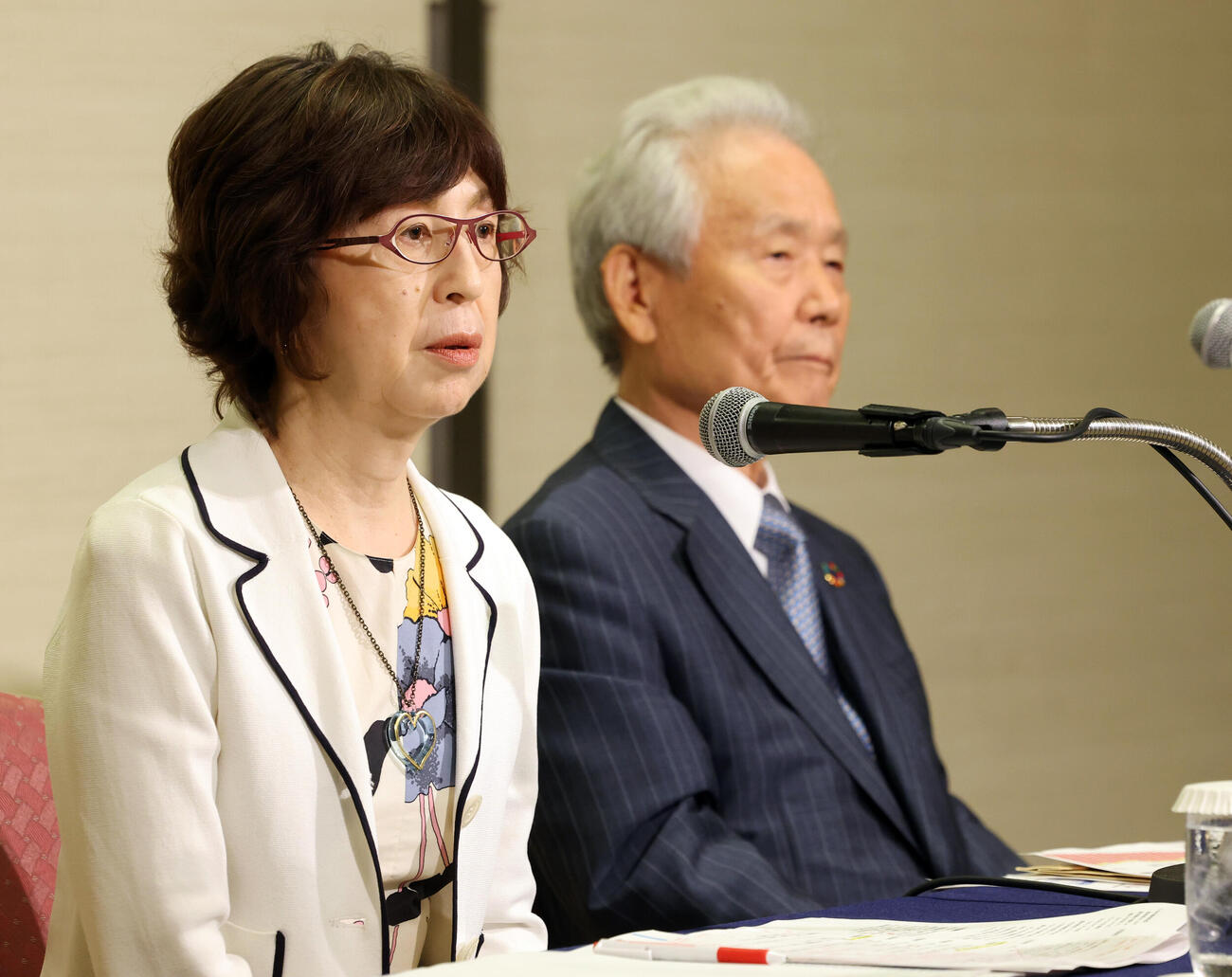 オーナー会議を終え、会見に答えるDeNA南場智子オーナー（左）と榊原定征コミッショナー（撮影・浅見桂子）
