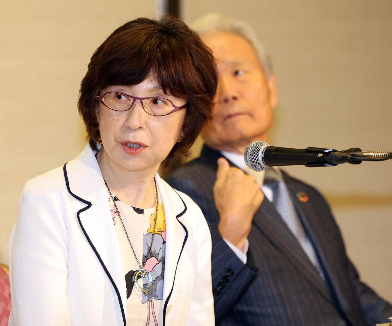 オーナー会議を終え、会見に答えるDeNA南場智子オーナー（左）と榊原定征コミッショナー（撮影・浅見桂子）