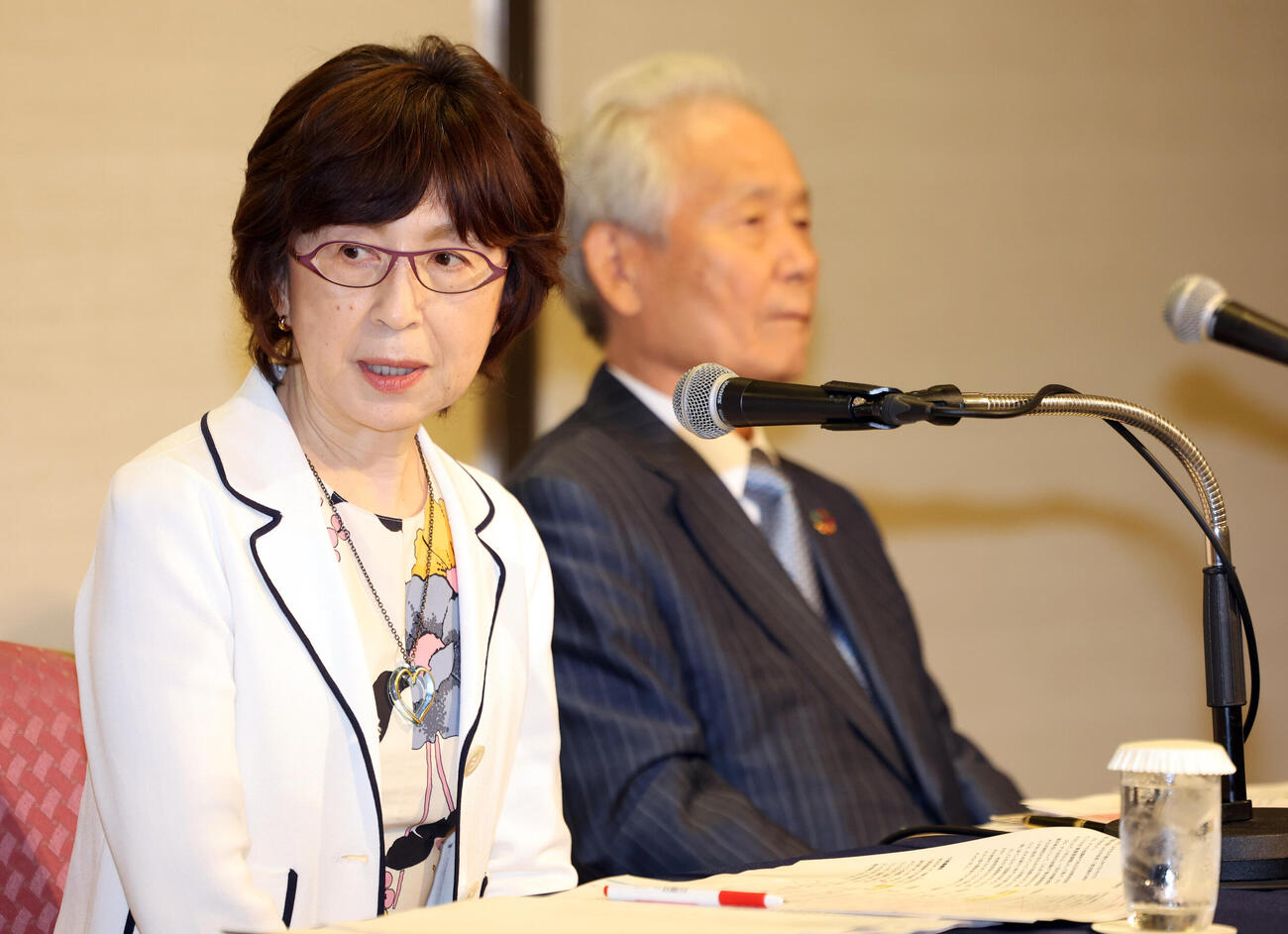 オーナー会議を終え、会見に答えるDeNA南場智子オーナー（左）と榊原定征コミッショナー（撮影・浅見桂子）