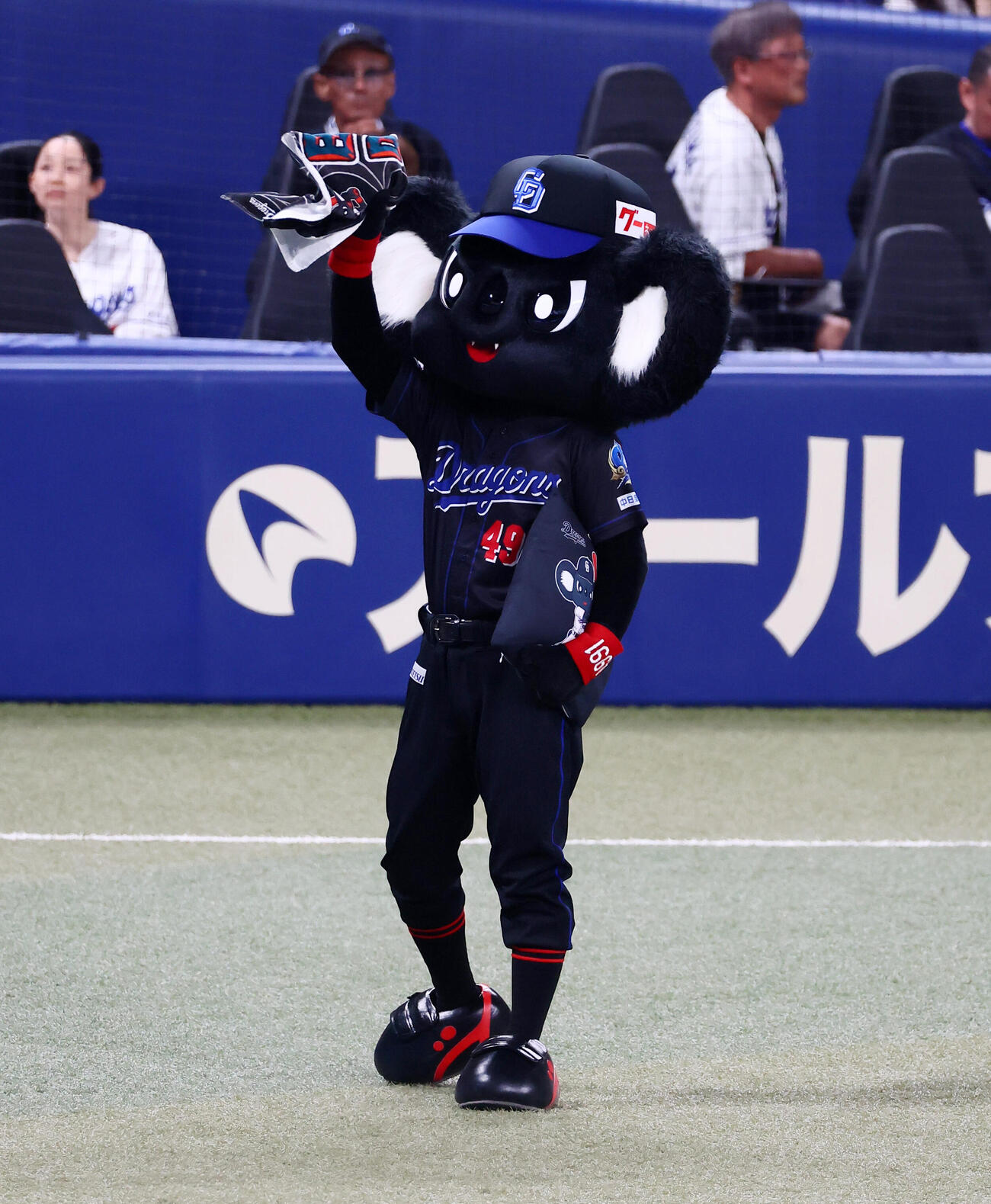 中日対阪神　黒いユニホームを着てグラウンドに登場したブラックドアラ（撮影・加藤哉）
