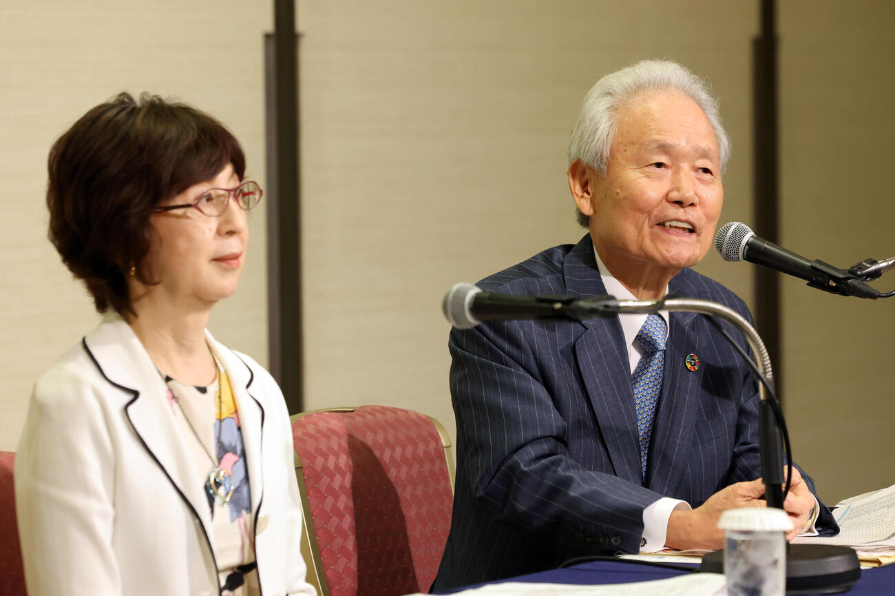 オーナー会議を終え、会見に答える榊原定征コミッショナー（右）とDeNA南場智子オーナー（撮影・浅見桂子）