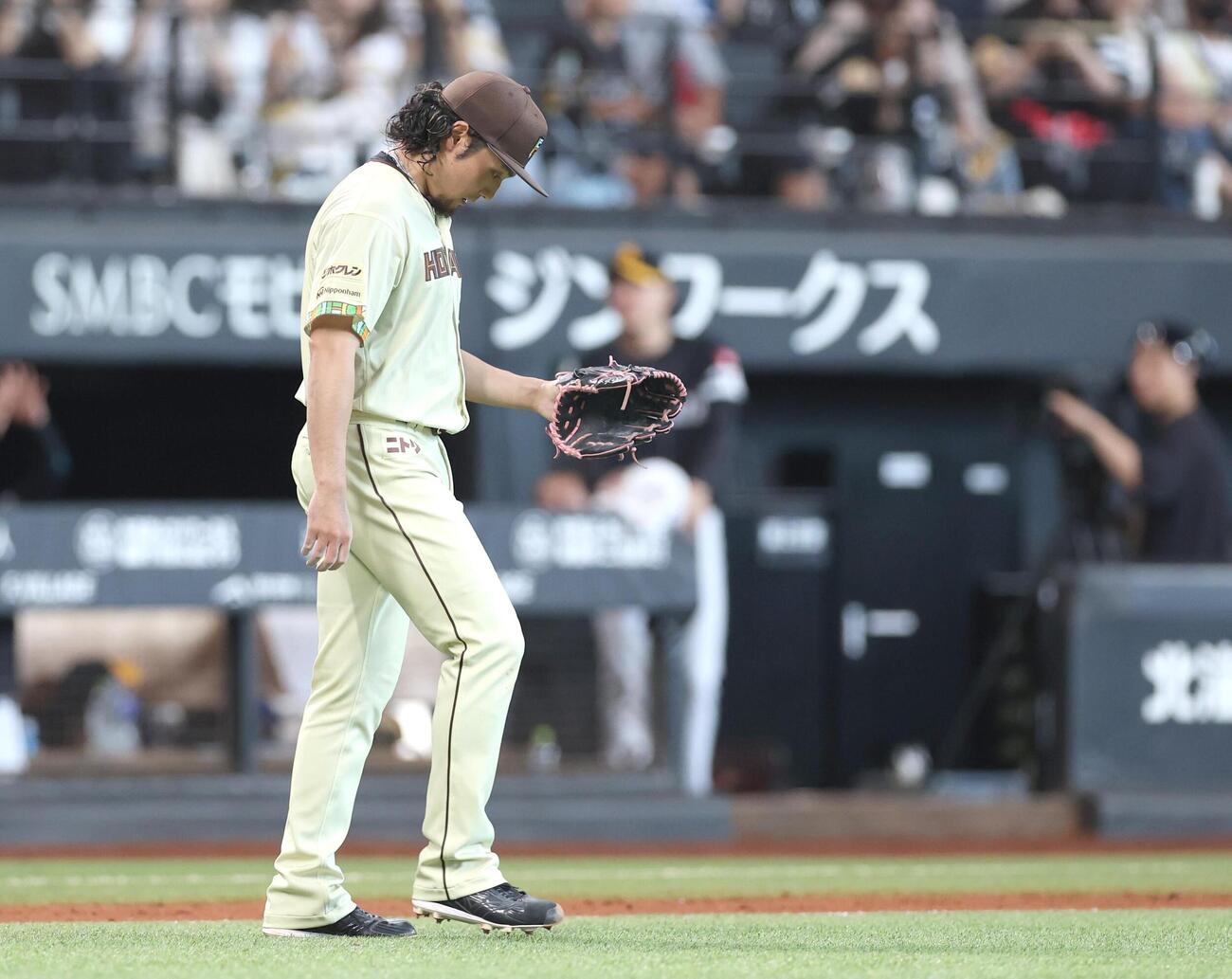 日本ハム対ソフトバンク　7回表ソフトバンク無死二、三塁、牧原大成に2点適時打を浴び降板する伊藤大海（撮影・黒川智章）