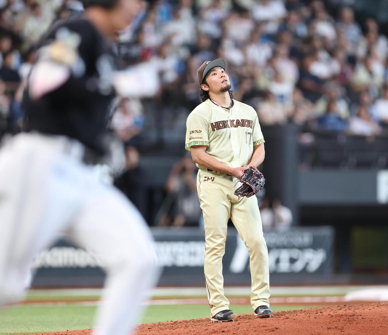 日本ハム対ソフトバンク　6回表ソフトバンク1死、柳田悠岐に本塁打を浴びる伊藤大海（撮影・黒川智章）