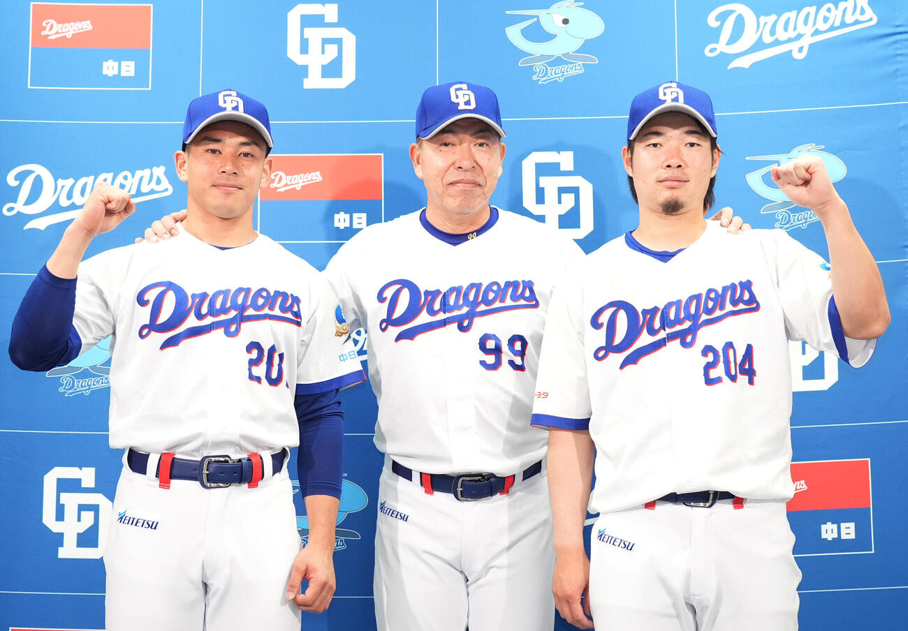 支配下登録され井上一樹監督（中央）とフォトセッションに臨む宮内春輝（左）と森博人（右）（撮影・森本幸一）