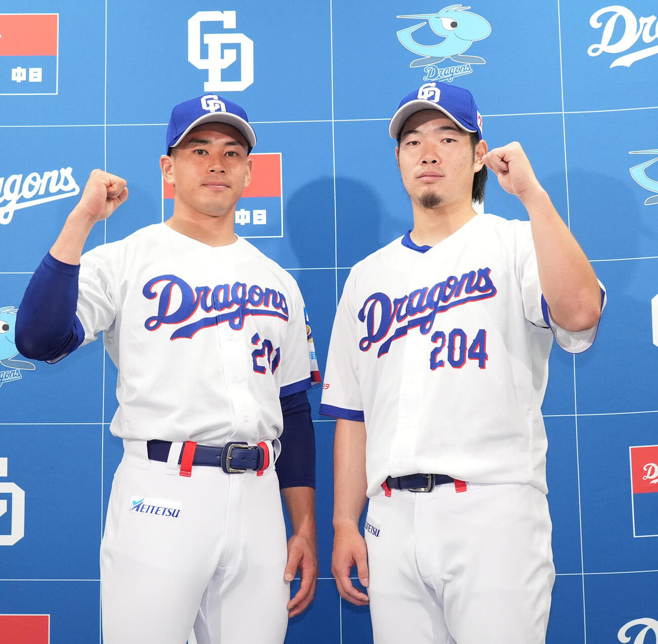 支配下登録され会見後、ポーズを決める宮内春輝（左）と森博人（撮影・森本幸一）