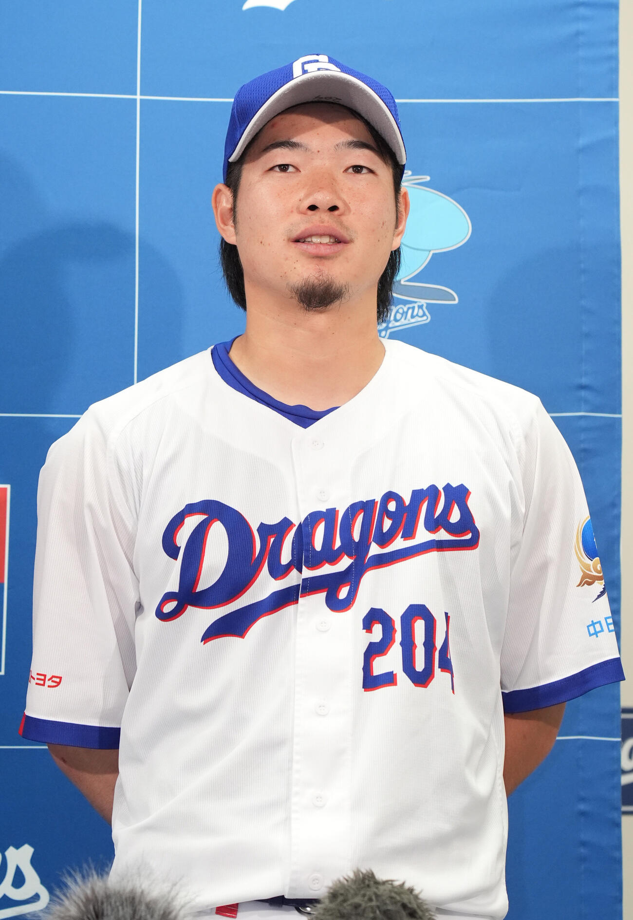 支配下登録され会見する森博人（撮影・森本幸一）