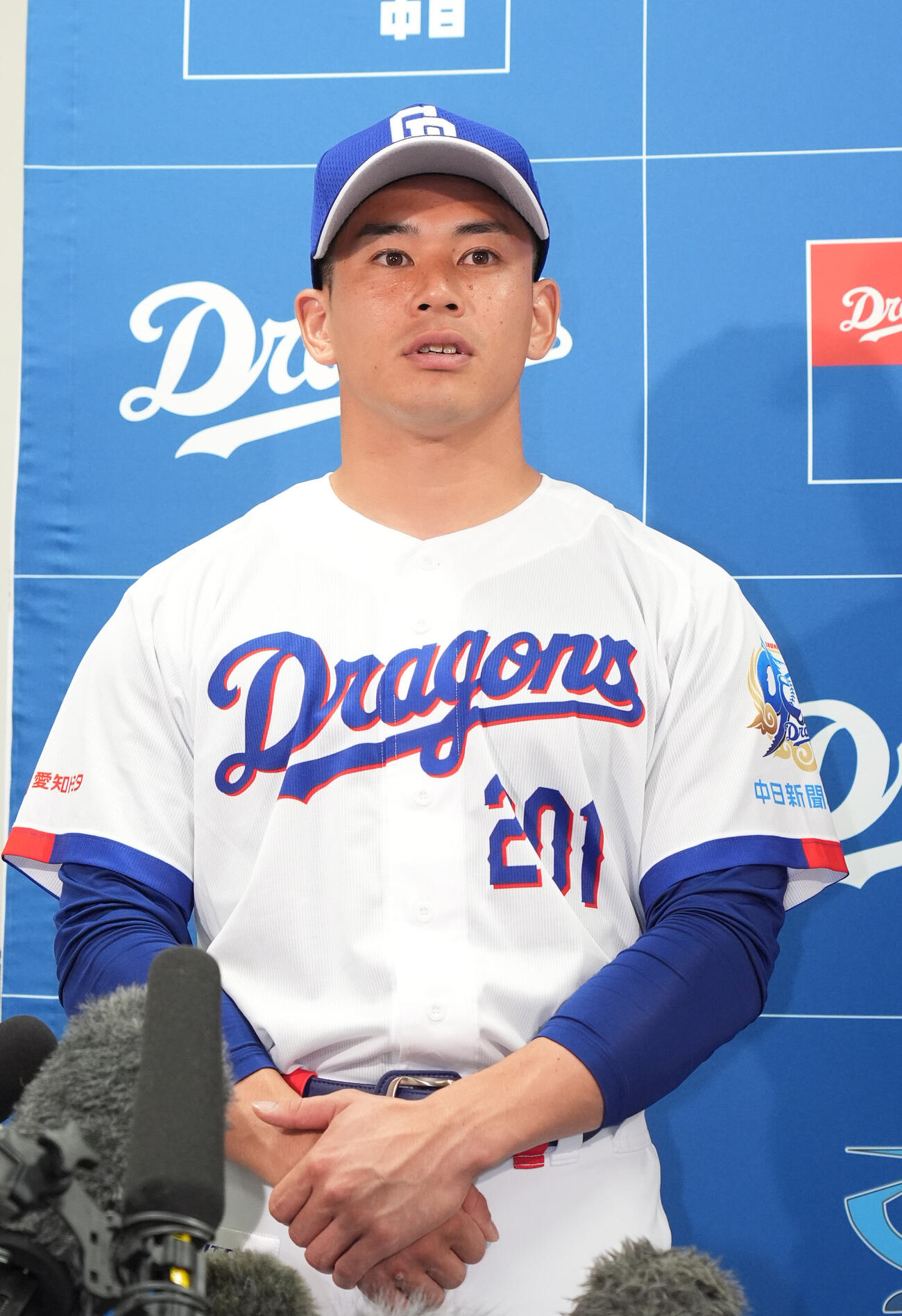 支配下登録され会見する宮内春輝（撮影・森本幸一）