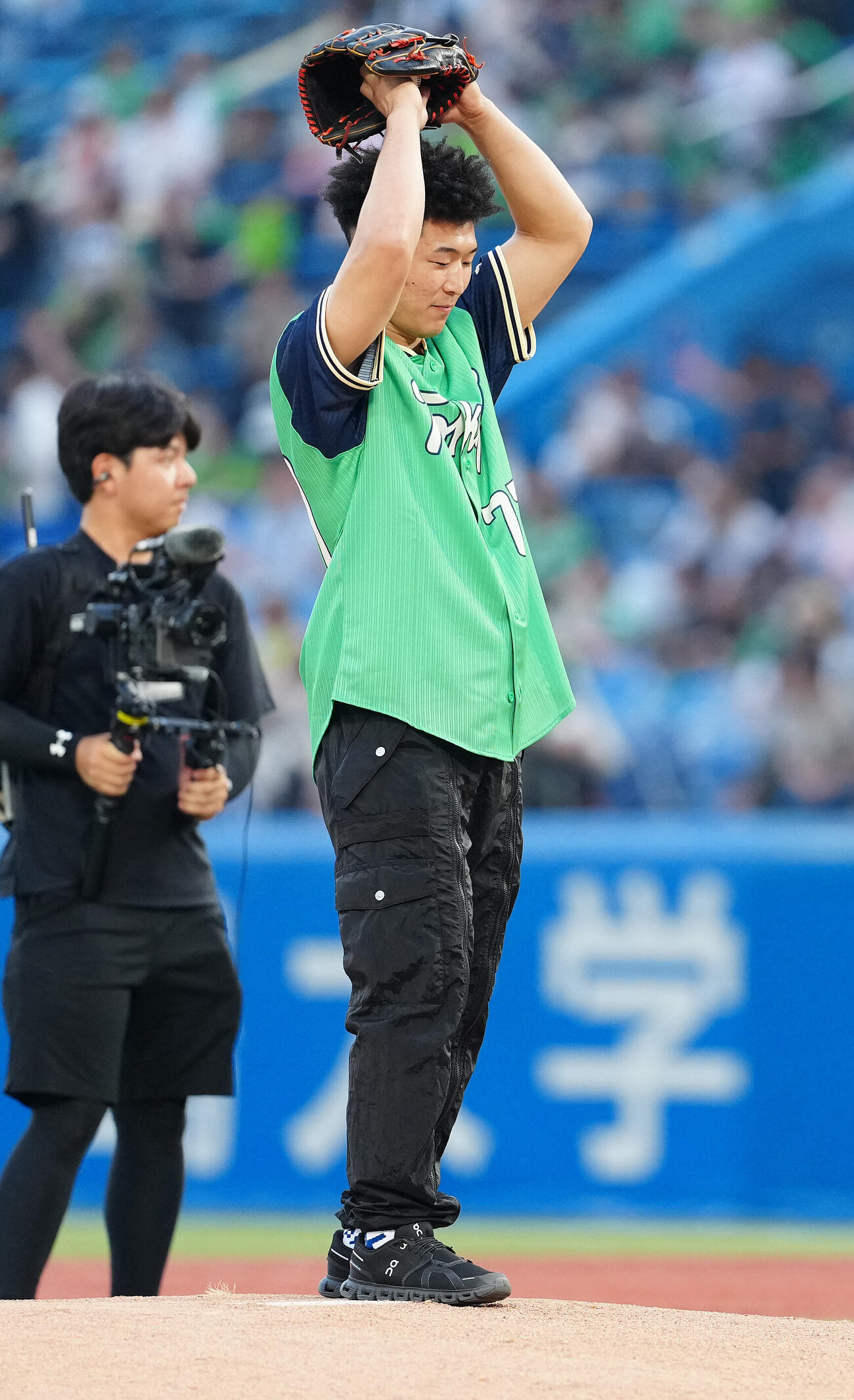 ヤクルト対巨人　始球式で投球する日下尚（撮影・鈴木みどり）