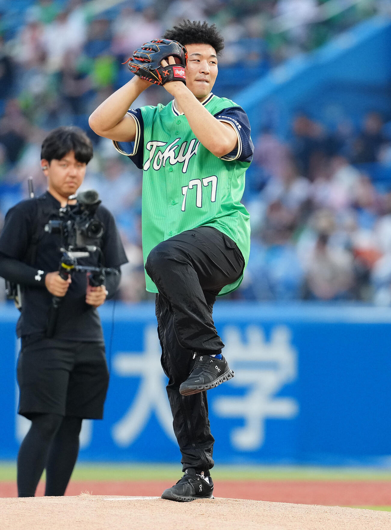 ヤクルト対巨人　始球式で投球する日下尚（撮影・鈴木みどり）
