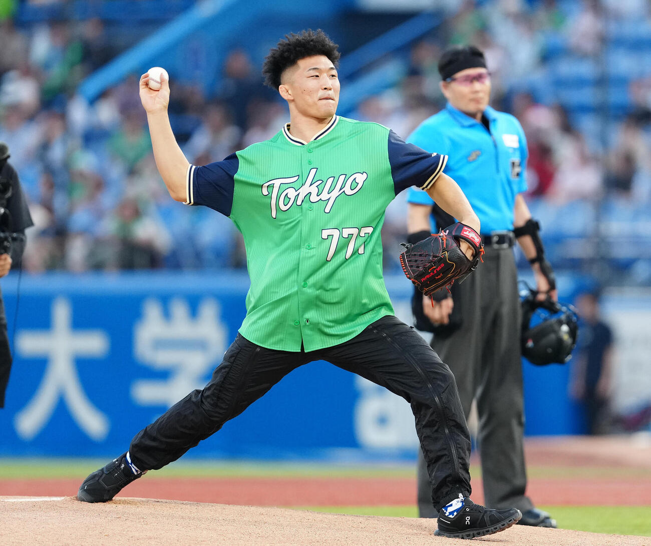 ヤクルト対巨人　始球式で投球する日下尚（撮影・鈴木みどり）