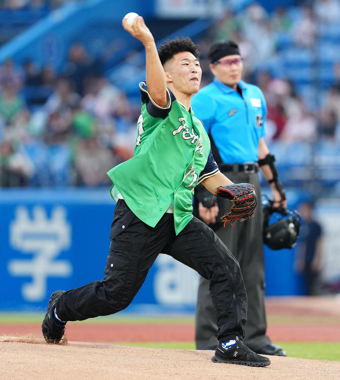 ヤクルト対巨人　始球式で投球する日下尚（撮影・鈴木みどり）