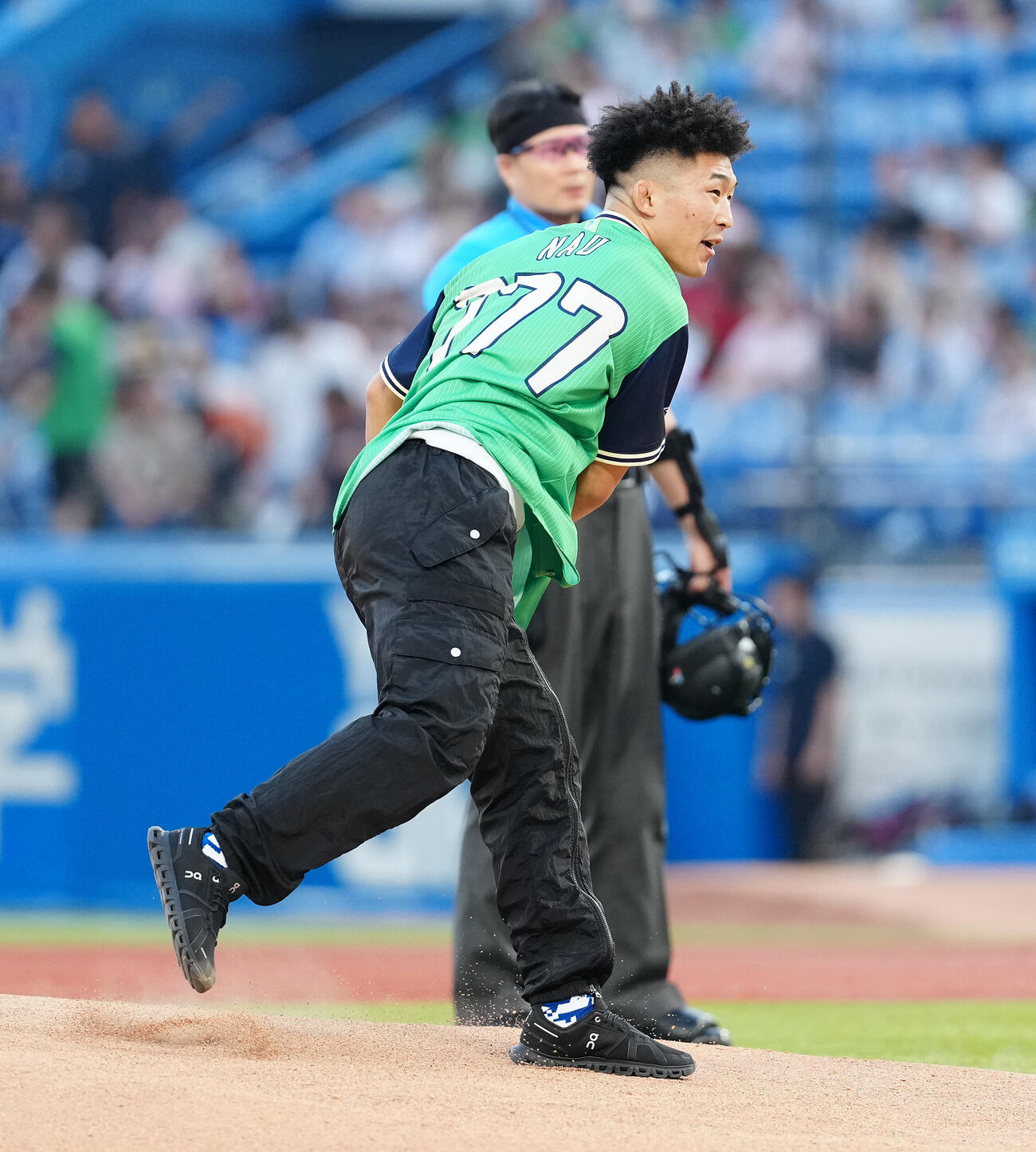ヤクルト対巨人　始球式で投球する日下尚（撮影・鈴木みどり）