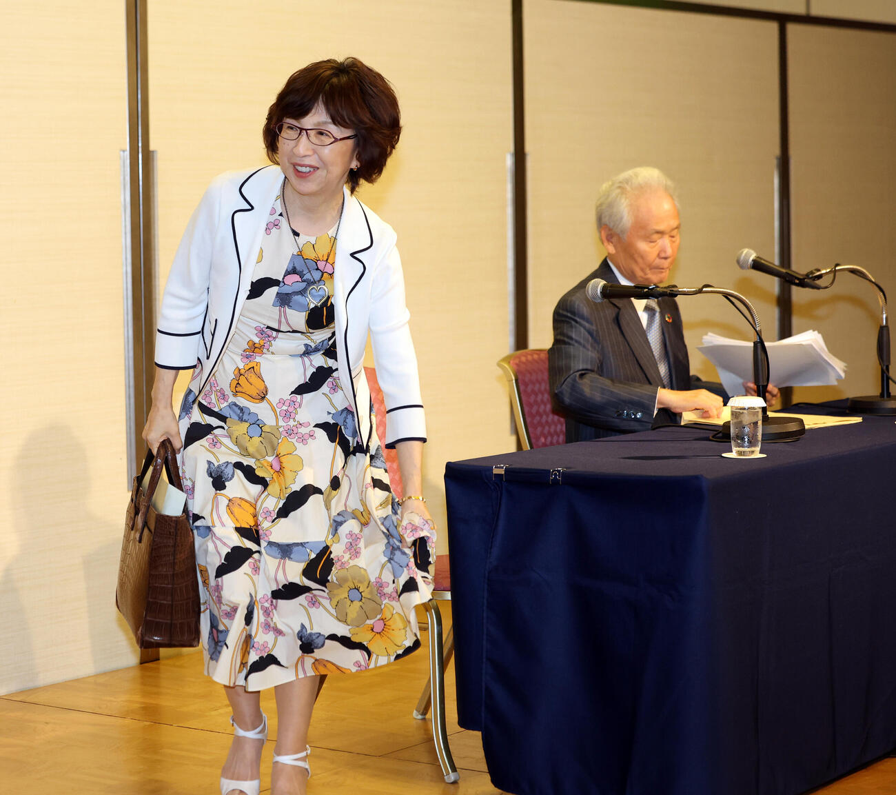オーナー会議後の会見を終え引き揚げるDeNA南場智子オーナー。右は榊原定征コミッショナー（撮影・浅見桂子）