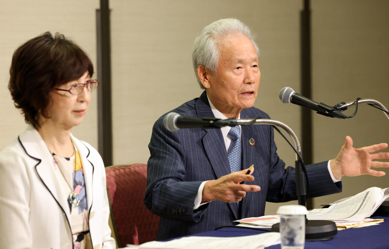 オーナー会議を終え、会見に答える榊原定征コミッショナー（右）とDeNA南場智子オーナー（撮影・浅見桂子）