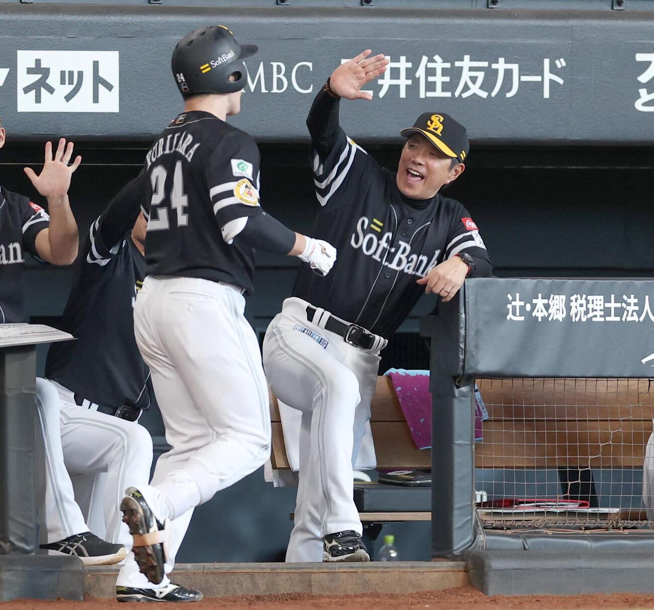 日本ハム対ソフトバンク　7回表ソフトバンク無死二塁、2点本塁打を放った栗原陵矢を出迎える小久保裕紀監督（撮影・黒川智章）