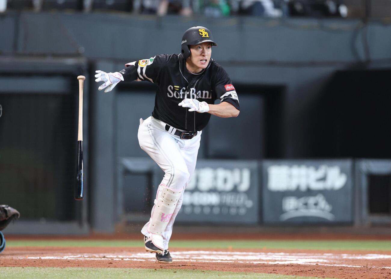 日本ハム対ソフトバンク　6回表ソフトバンク1死、本塁打を放つ柳田悠岐（撮影・黒川智章）