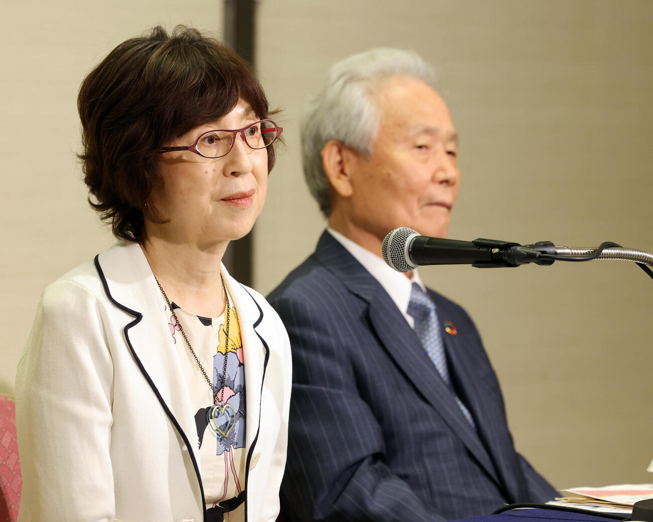 オーナー会議を終え、会見に答えるDeNA南場智子オーナー（左）と榊原定征コミッショナー（撮影・浅見桂子）
