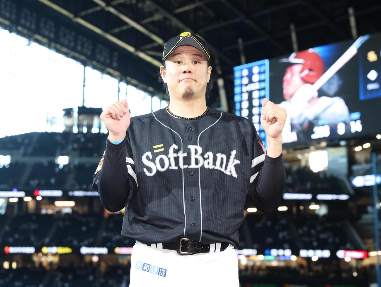 日本ハム対ソフトバンク　今季5勝目を飾り、おどけた表情でポーズを決めるソフトバンク上茶谷大河（撮影・黒川智章）