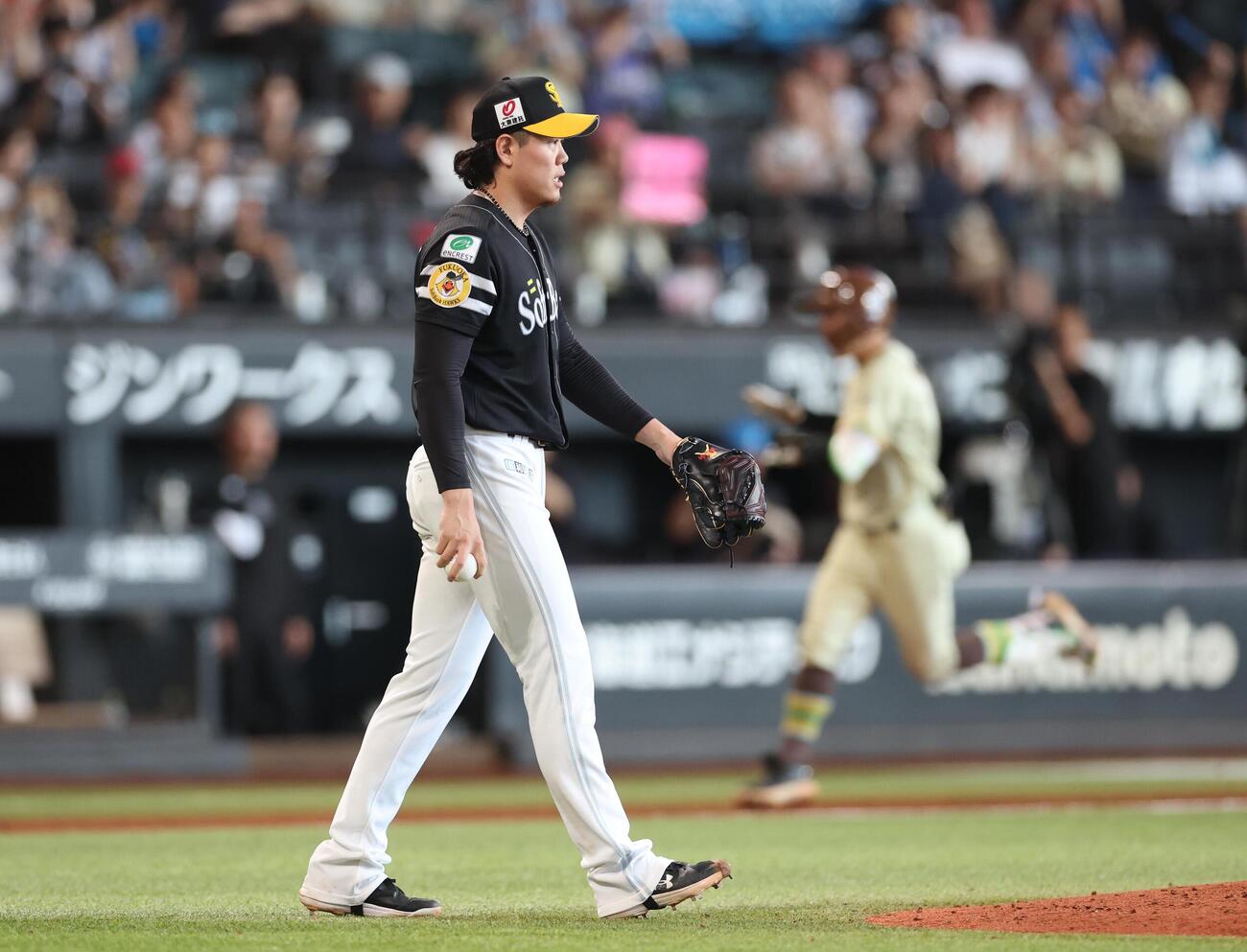 日本ハム対ソフトバンク　5回裏日本ハム無死、奈良間大己に本塁打を浴びる上茶谷大河（撮影・黒川智章）
