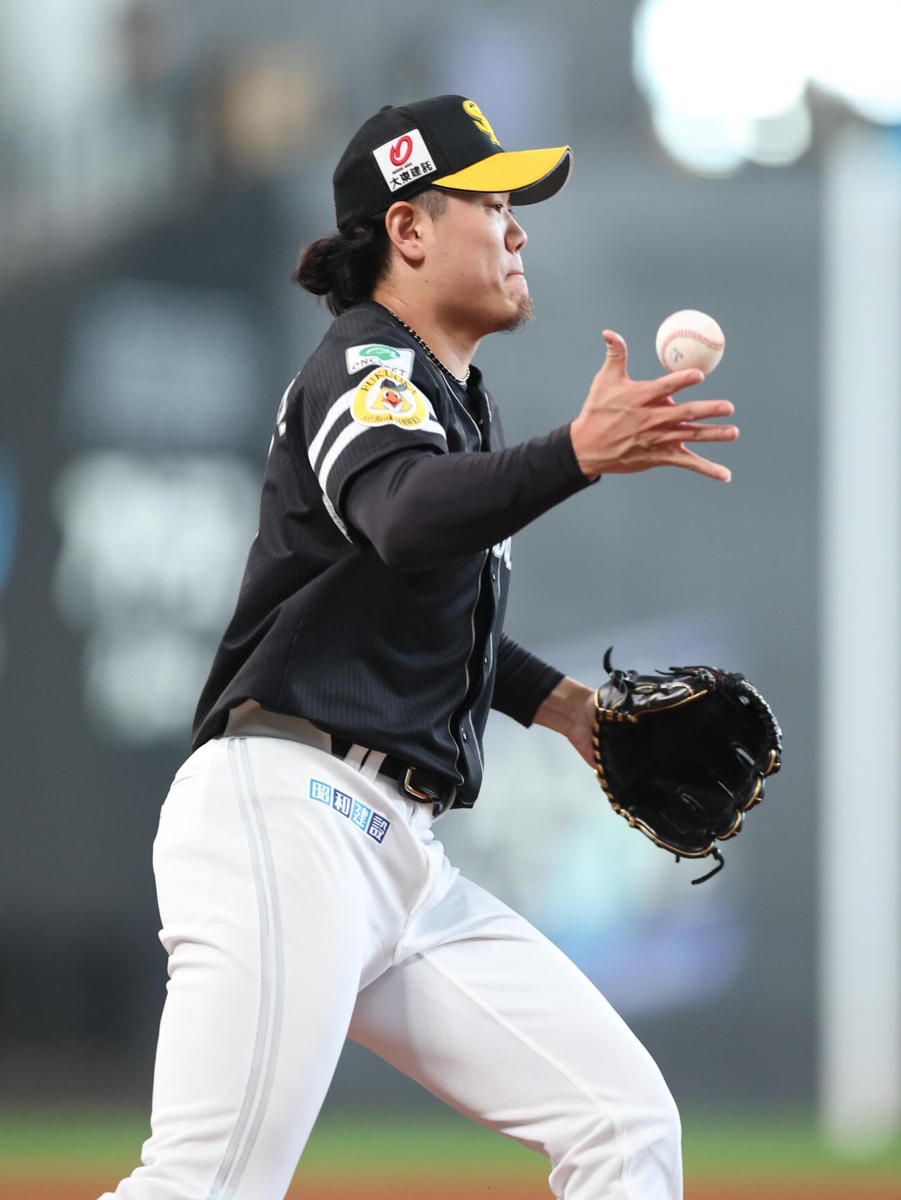 日本ハム対ソフトバンク　2回裏日本ハム1死、郡司裕也の一ゴロでベースカバーに入る上茶谷大河（撮影・黒川智章）