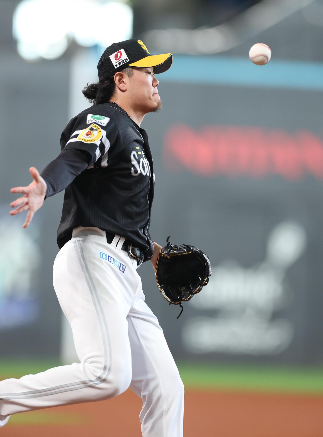 日本ハム対ソフトバンク　2回裏日本ハム1死、郡司裕也の一ゴロでベースカバーに入る上茶谷大河（撮影・黒川智章）