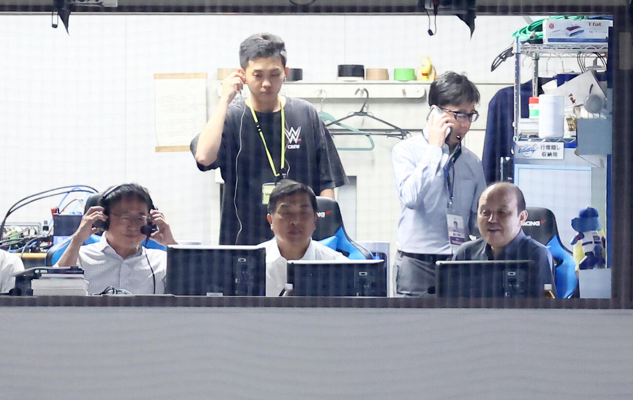 中日対阪神　解説のため放送席に入った岡田彰布オーナー付顧問（右端）（撮影・加藤哉）