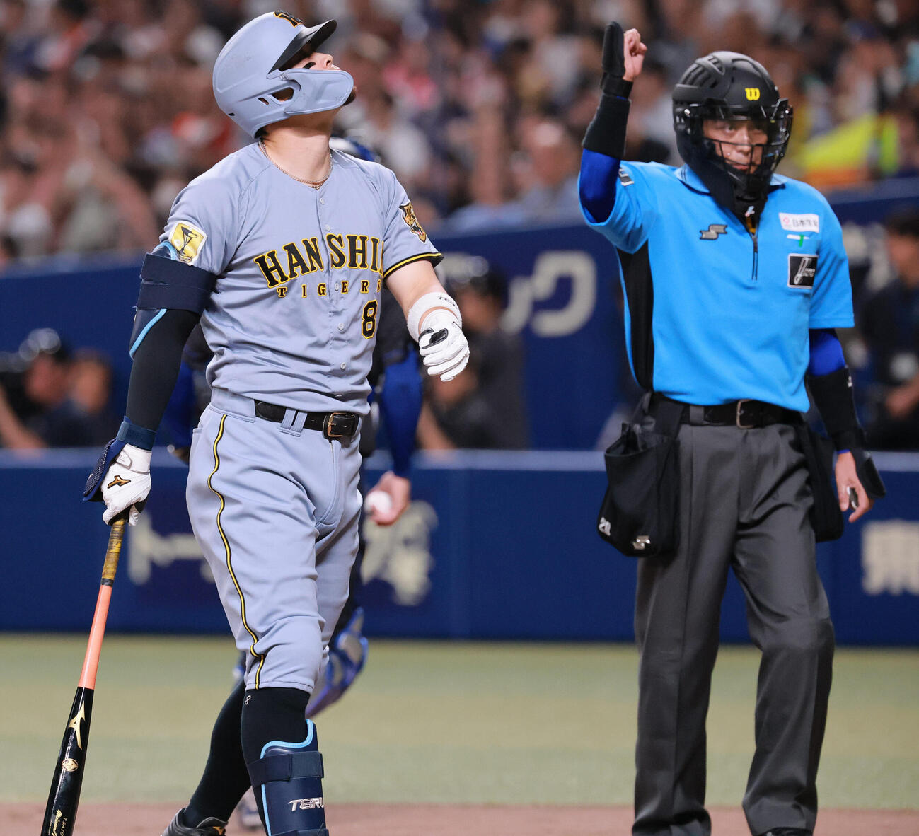中日対阪神　1回表阪神2死二塁、佐藤輝明は空振り三振に倒れる（撮影・上山淳一）
