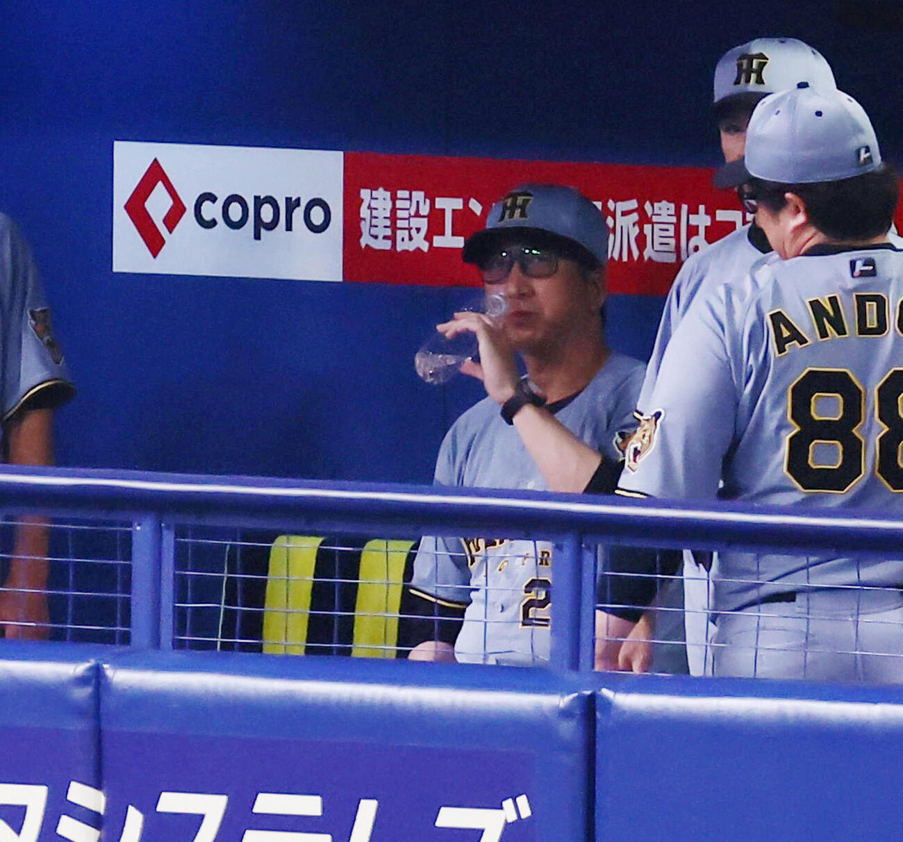 中日対阪神　4回裏を終えベンチで水分補給する阪神藤川球児監督（撮影・加藤哉）