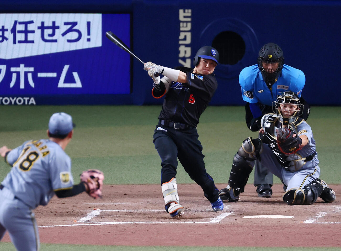 中日対阪神　3回裏中日2死一、二塁、村松開人は中前適時打を放つ。投手伊原陵人（撮影・加藤哉）