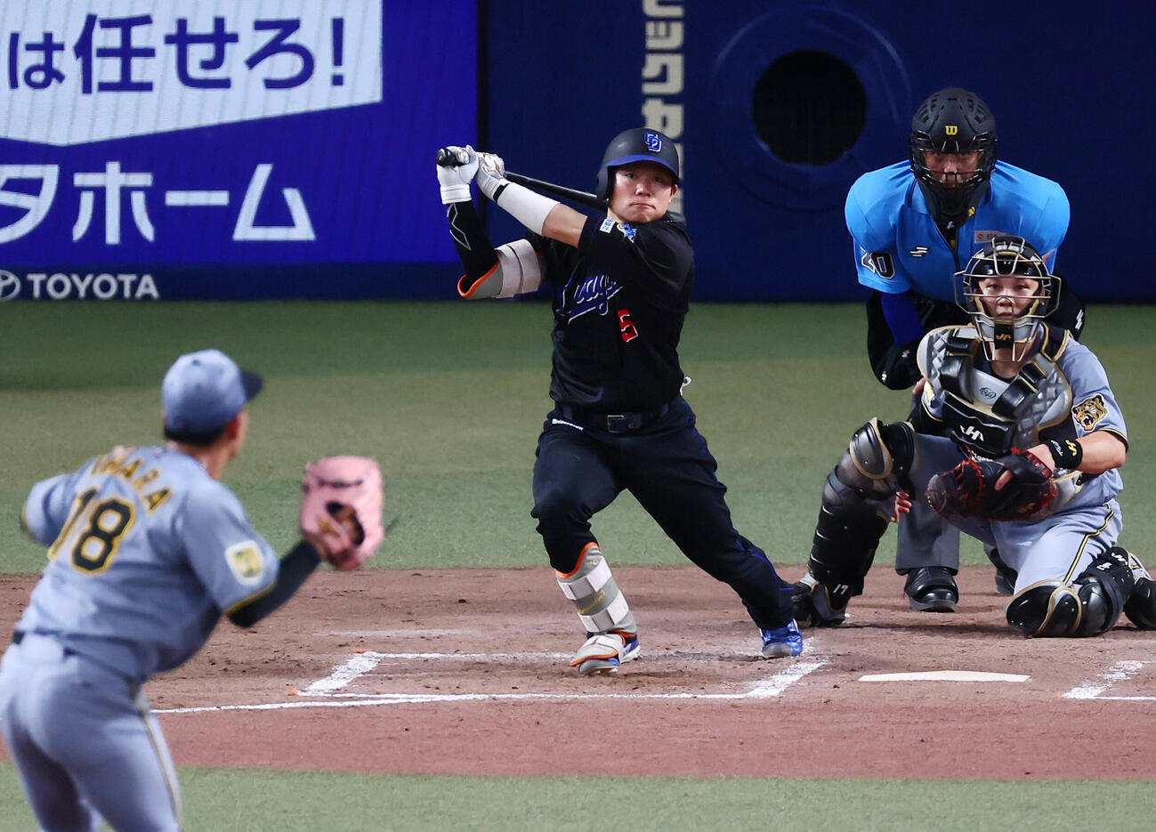 中日対阪神　3回裏中日2死一、二塁、村松開人は中前適時打を放つ。投手伊原陵人（撮影・加藤哉）