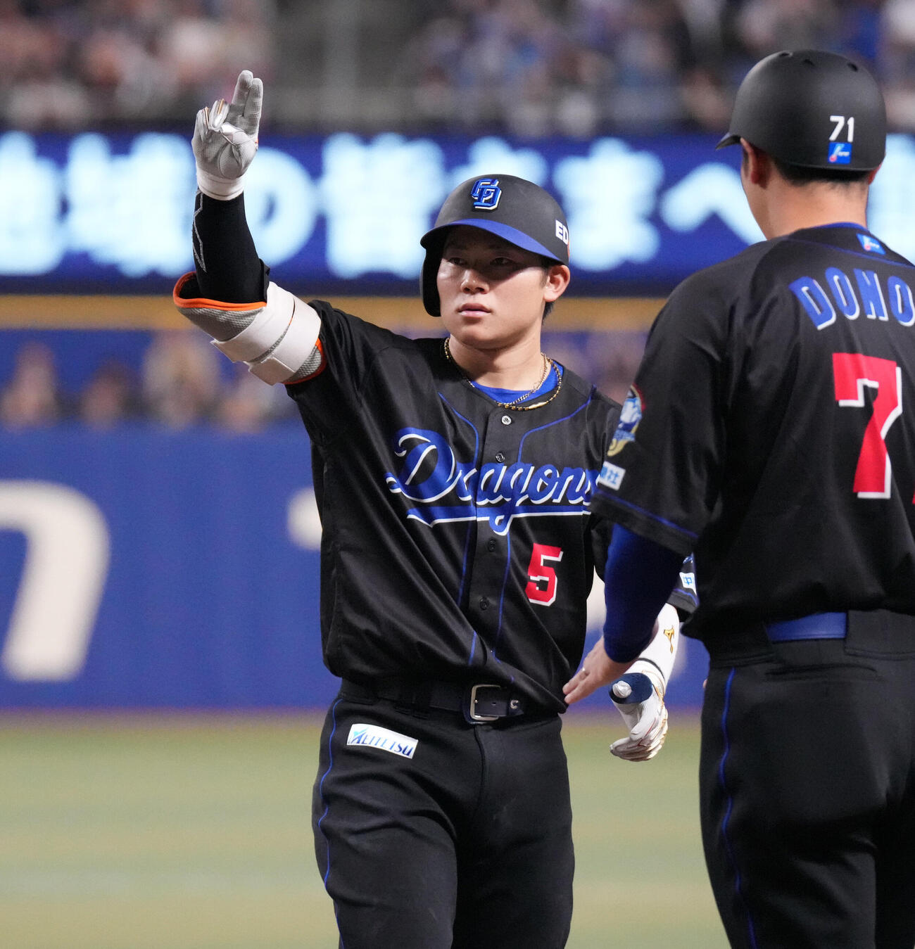 中日対阪神　3回裏中日2死一、二塁、村松開人（左）は適時打を放ちベンチへ向かってアピールする（撮影・森本幸一）