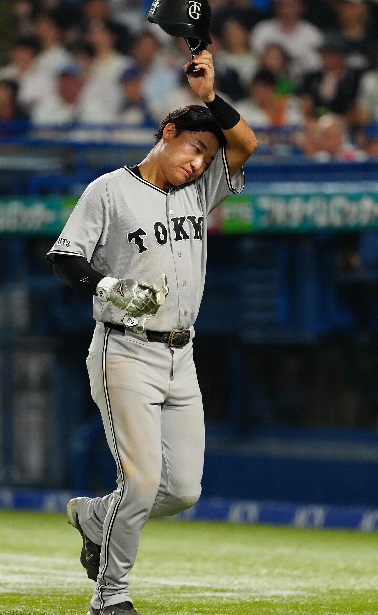 ヤクルト対巨人　5回表巨人1死一塁、打者佐々木俊輔の時、けん制でアウトとなった一塁走者笹原操希は浮かない表情でベンチへ戻る（撮影・鈴木みどり）
