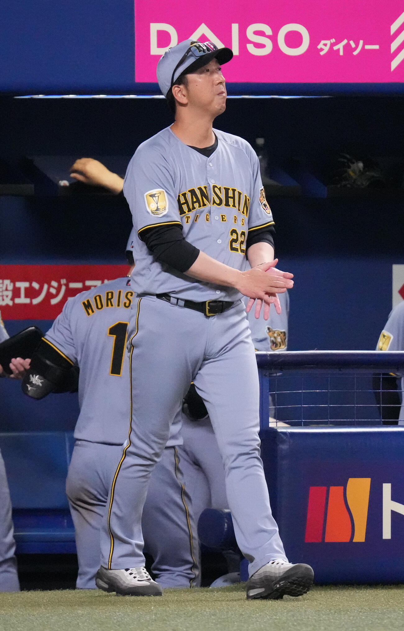 中日対阪神　6回表終了、選手交代を告げる藤川球児監督（撮影・森本幸一）