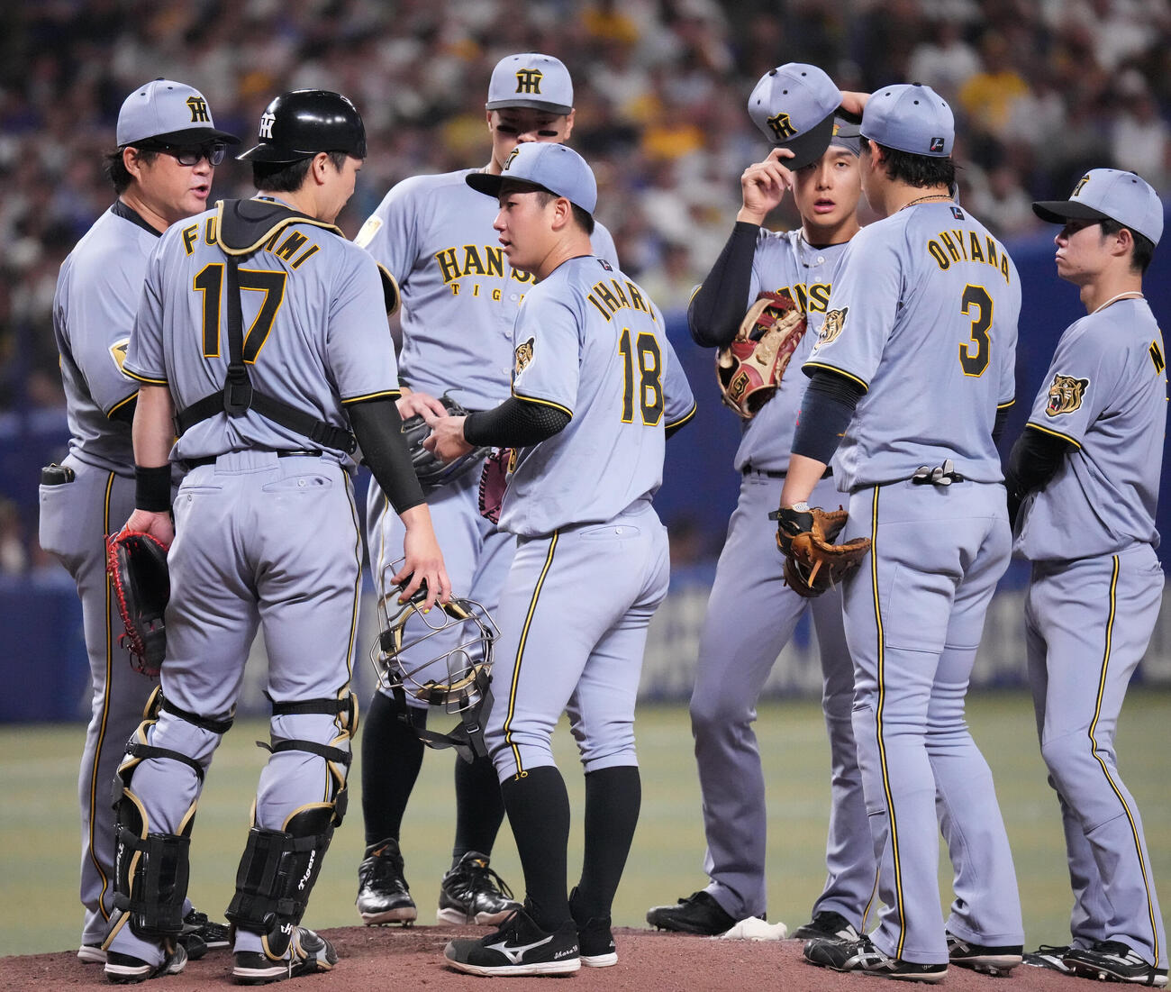 中日対阪神　3回裏中日2死一、二塁、マウンド上の伊原陵人（中央）のもとに集まる阪神ナイン（撮影・森本幸一）