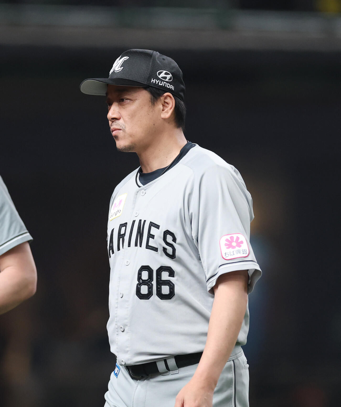 西武対ロッテ　メンバー表交換を行いベンチに戻るロッテサブロー監督（撮影・増田悦実）
