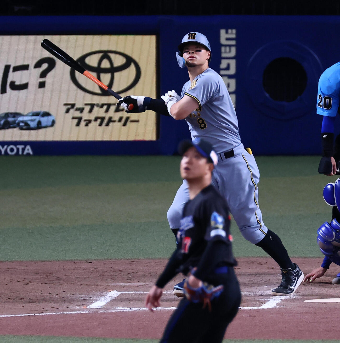 中日対阪神　7回表阪神無死一塁、佐藤輝明は右中間越えに逆転の2点本塁打を放つ。投手柳裕也（撮影・加藤哉）