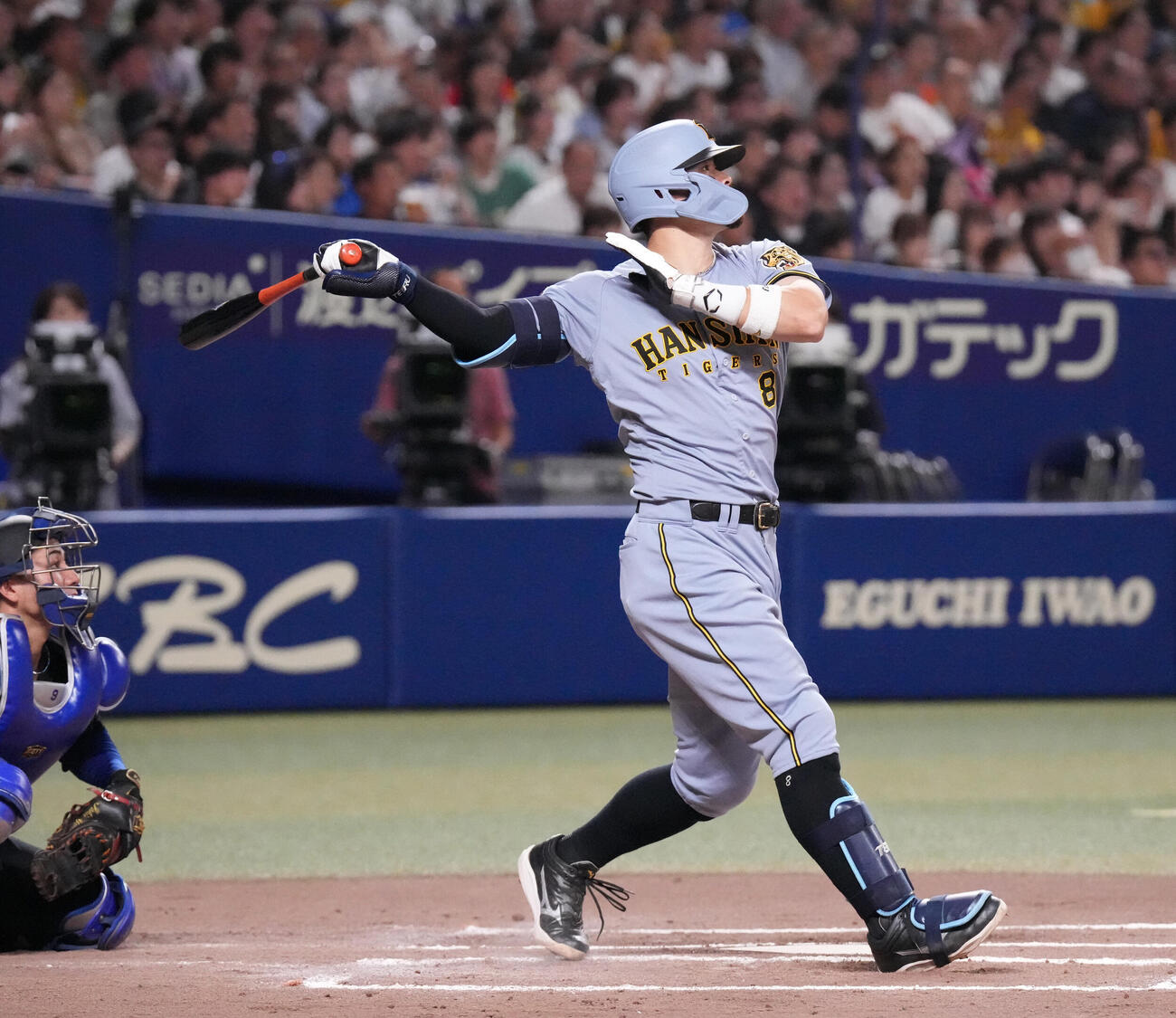 中日対阪神　7回表阪神無死一塁、2点本塁打を放つ佐藤輝明（撮影・森本幸一）