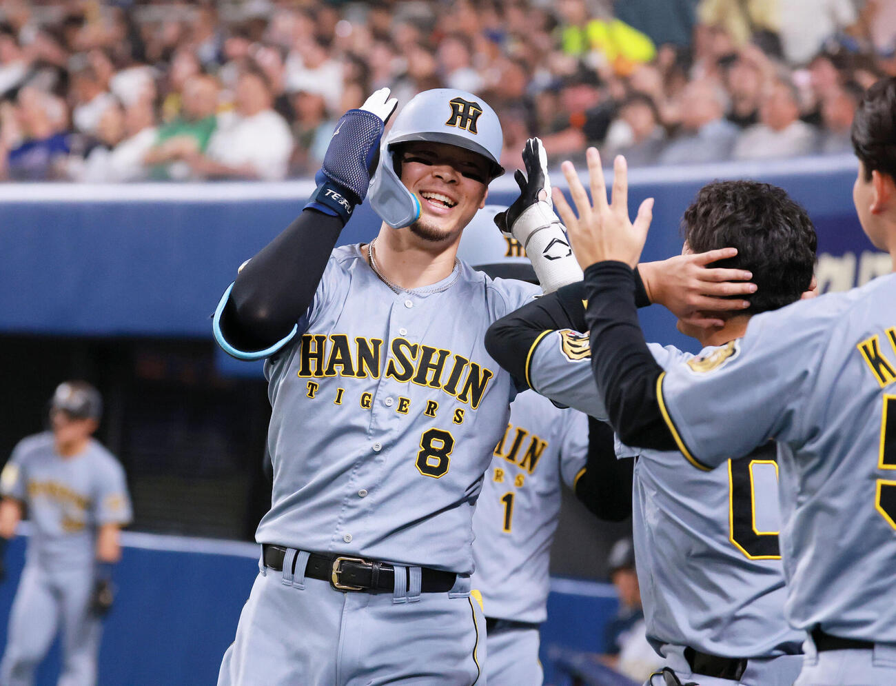 中日対阪神　7回表阪神無死一塁、佐藤輝明は2点本塁打を放ちベンチ前でポーズを決める（撮影・上山淳一）