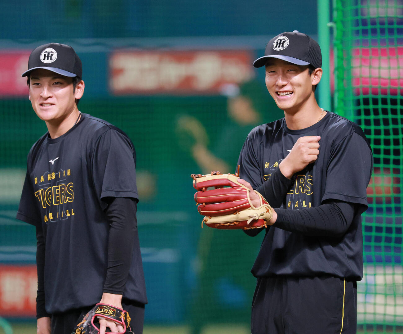 中日対阪神　試合前の練習でリラックスした表情の阪神小幡竜平（右）と高寺望夢（撮影・上山淳一）