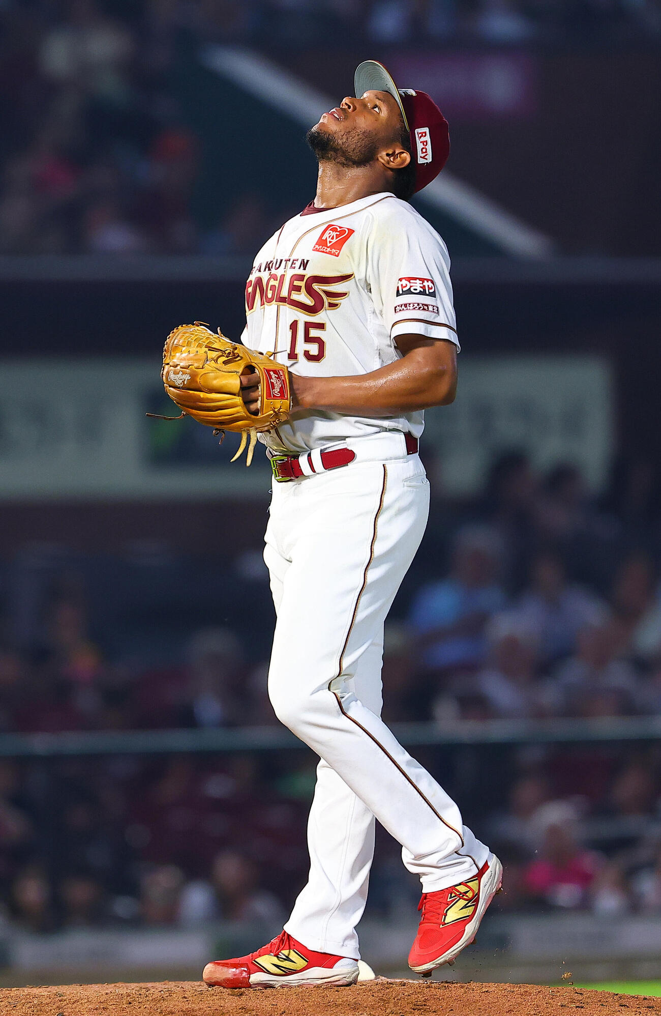 楽天対オリックス　5回表オリックス2死一、二塁、空を見上げる楽天ロアンシー・コントレラス（撮影・野上伸悟）