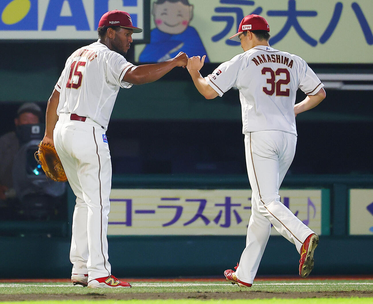 楽天対オリックス　5回表オリックス2死一、二塁、西川龍馬の右飛を好捕した中島大輔（右）を迎えるロアンシー・コントレラス（撮影・野上伸悟）