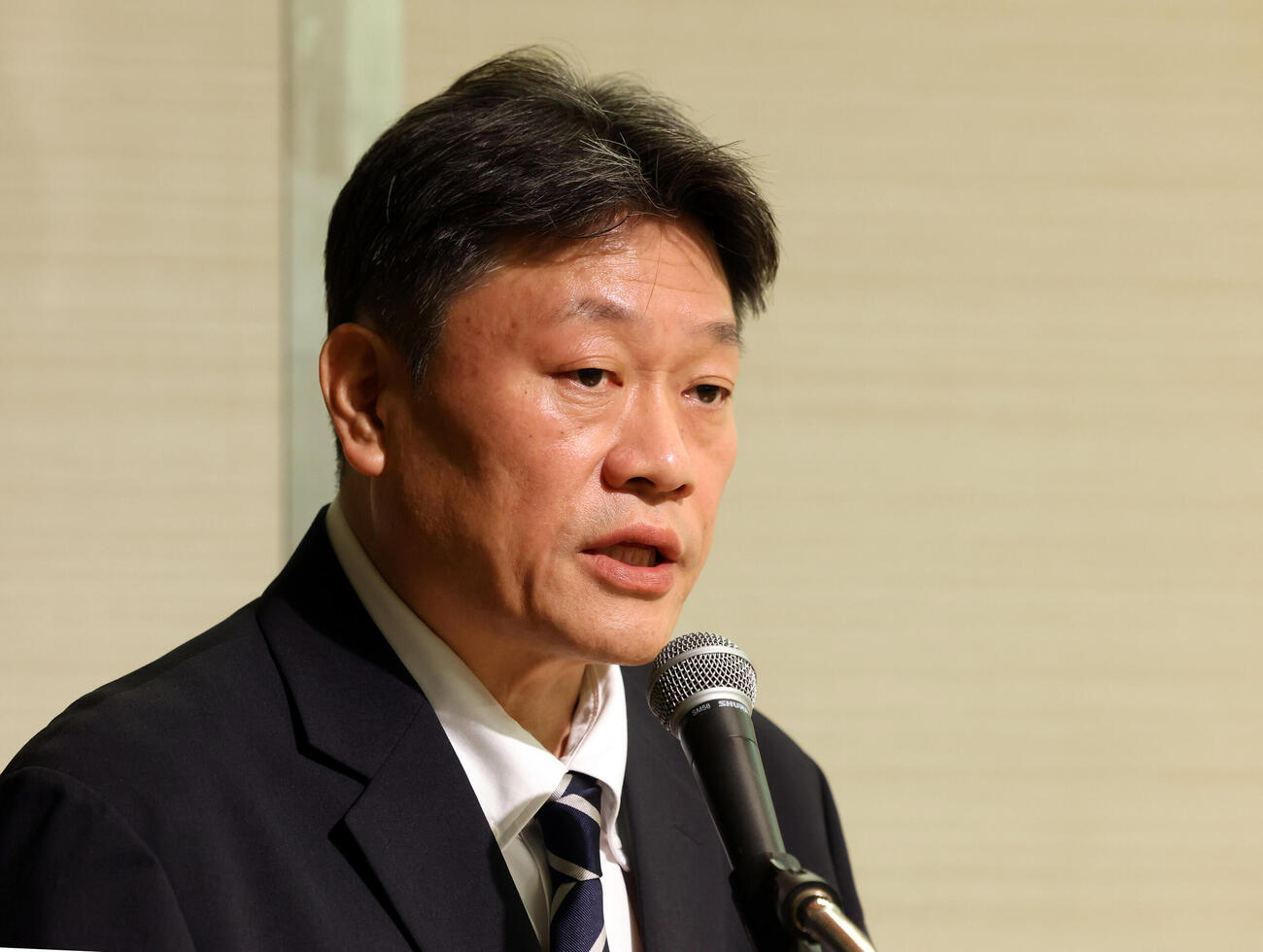 オーナー会議後の会見で説明するNPB中村勝彦事務局長（撮影・浅見桂子）