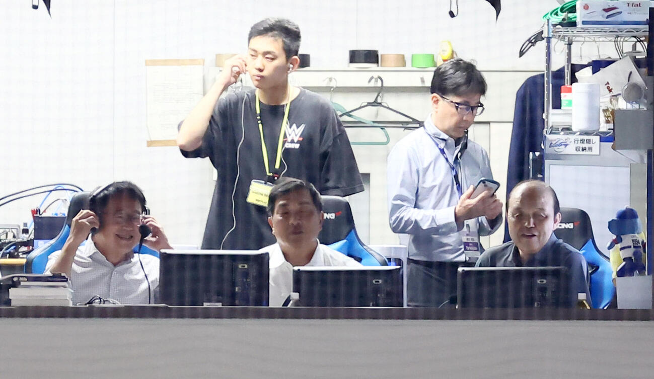 中日対阪神　解説のため放送席に入った岡田彰布オーナー付顧問（右端）（撮影・加藤哉）