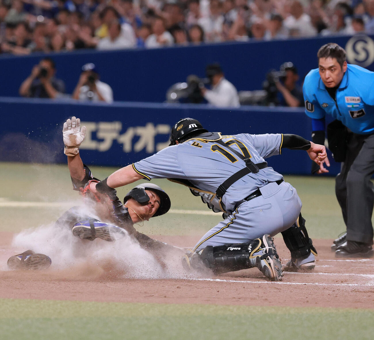 中日対阪神　7回裏中日2死一、二塁、細川成也の遊内野安打で二走土田龍空（左）は本塁を狙うがタッチアウト。捕手伏見寅威（撮影・上山淳一）